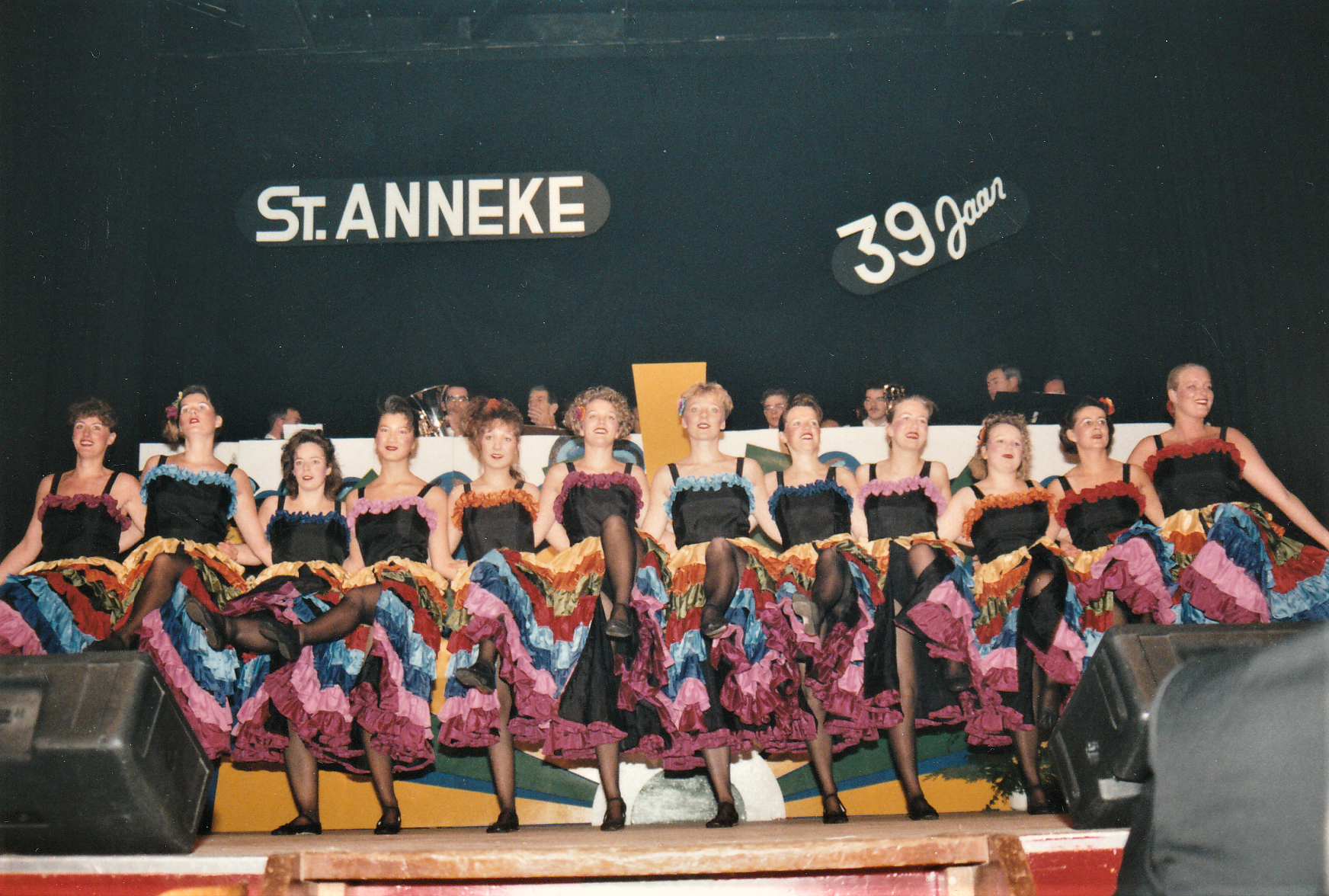 5.-Showgroep-in-actie-tijdens-Pronkzitting-1991-1992