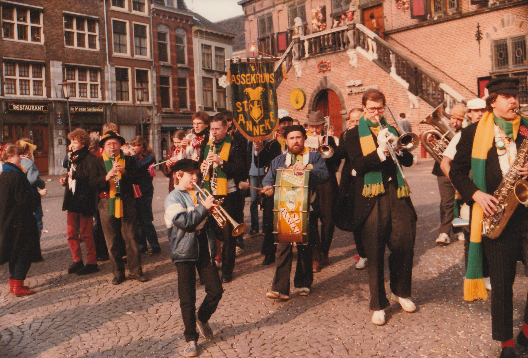 5.-Assekruus-op-de-Grote-Markt-seizoen-1983-1984