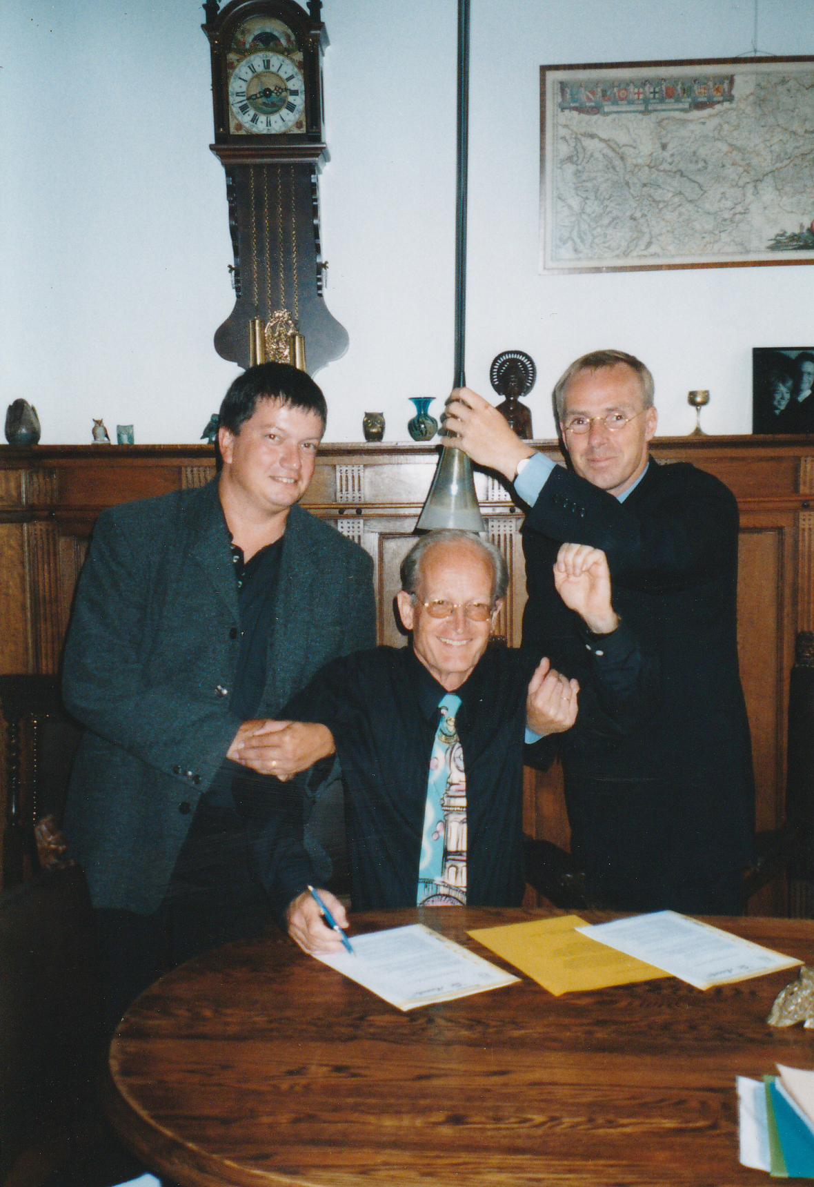 3.-Tekenen-sponsorcontract-2002-2003-Notarisknt.-van-Overbeek