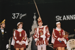 Prins Ed 1 en kabinet tijdens St. Annekes 37e Pronkzitting in seizoen 1989-1990